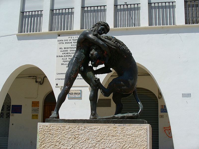Statua di Ercole ed il leone — Policoro