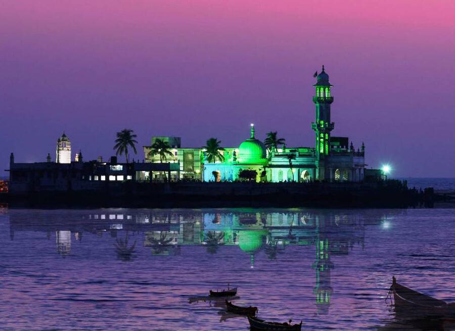 Mumbai: Haji Ali Dargah - one of the most famous Mosque. - Mumbai | Secret World Trip Planner