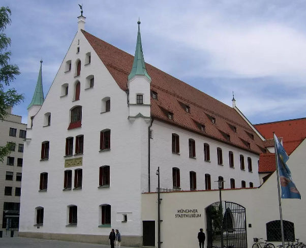 Stadtmuseum (Museo Civico di Monaco di Baveria) - Secret World - München | Secret World Trip Planner