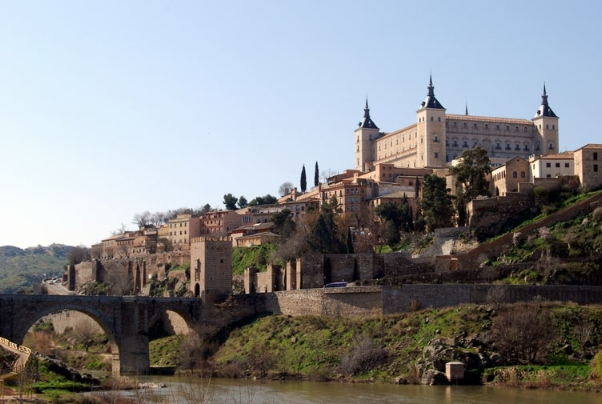 The Puente de San Martín, a medieval bridge ont Tagus — Toledo