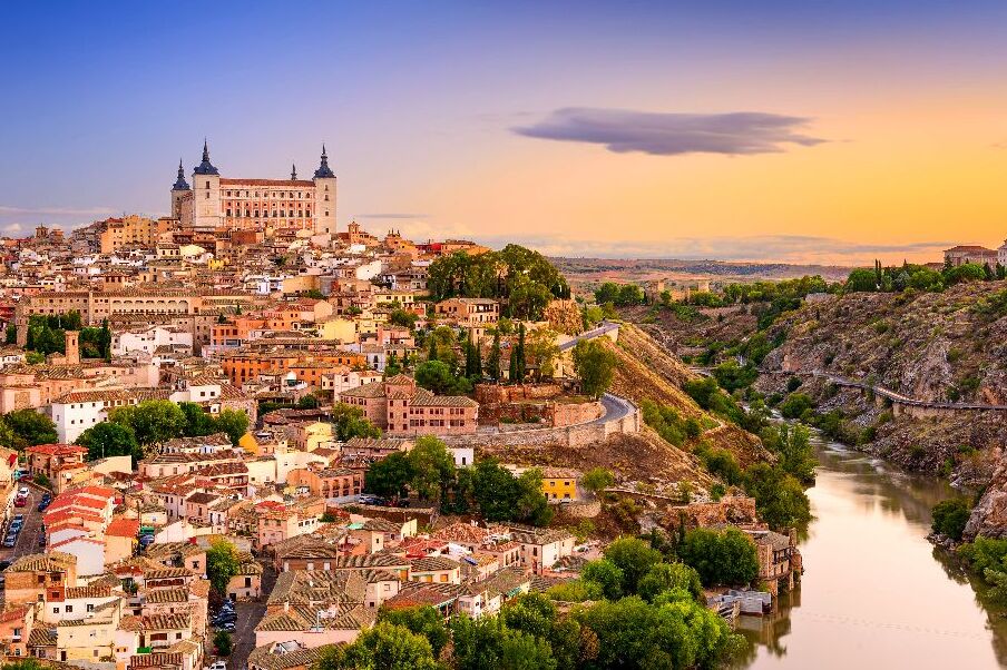 Ausblicke auf den Alcazar in der Ferne vom Mirador del Valle — Toledo