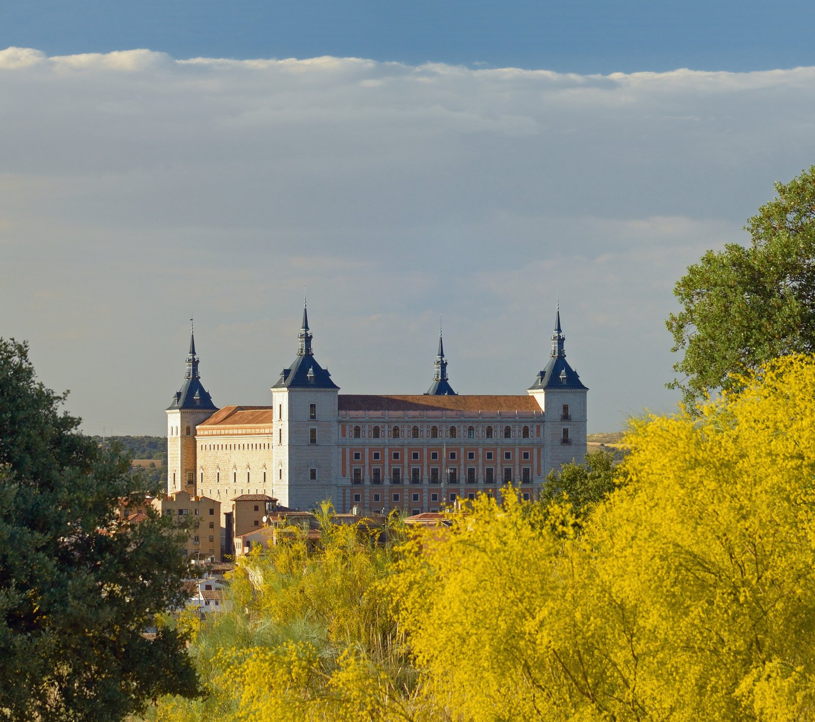 Ausblicke auf den Alcazar in der Ferne vom Mirador del Valle - Toledo | Secret World Trip Planner