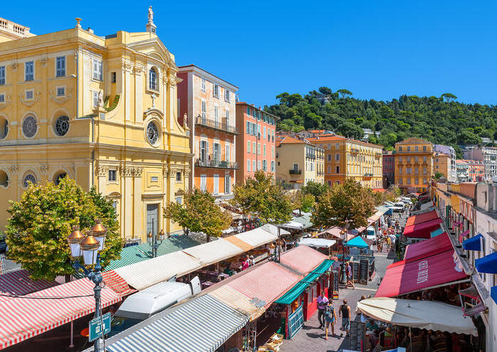 Cours Saleya, beautiful flowers and exotic cuisines — Nice