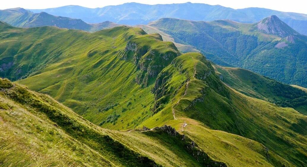 Das Cantal-Gebirge ist eine Gruppe von erloschenen, erodierten Vulkangipfeln. — Alvernia