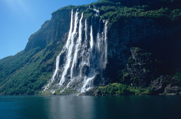 Der Sieben-Schwestern-Wasserfall in Norwegen — Stranda
