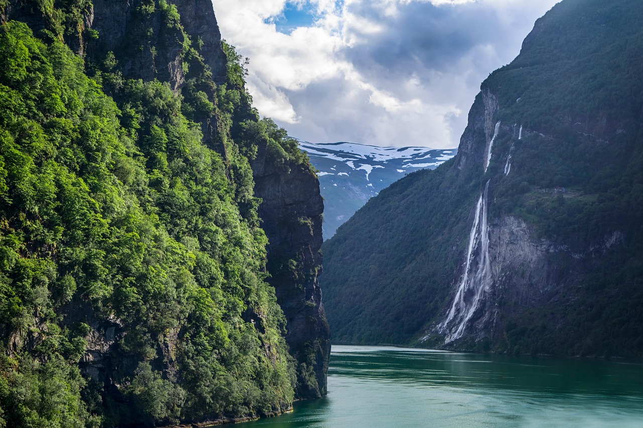 Der Sieben-Schwestern-Wasserfall in Norwegen - Stranda | Secret World Trip Planner