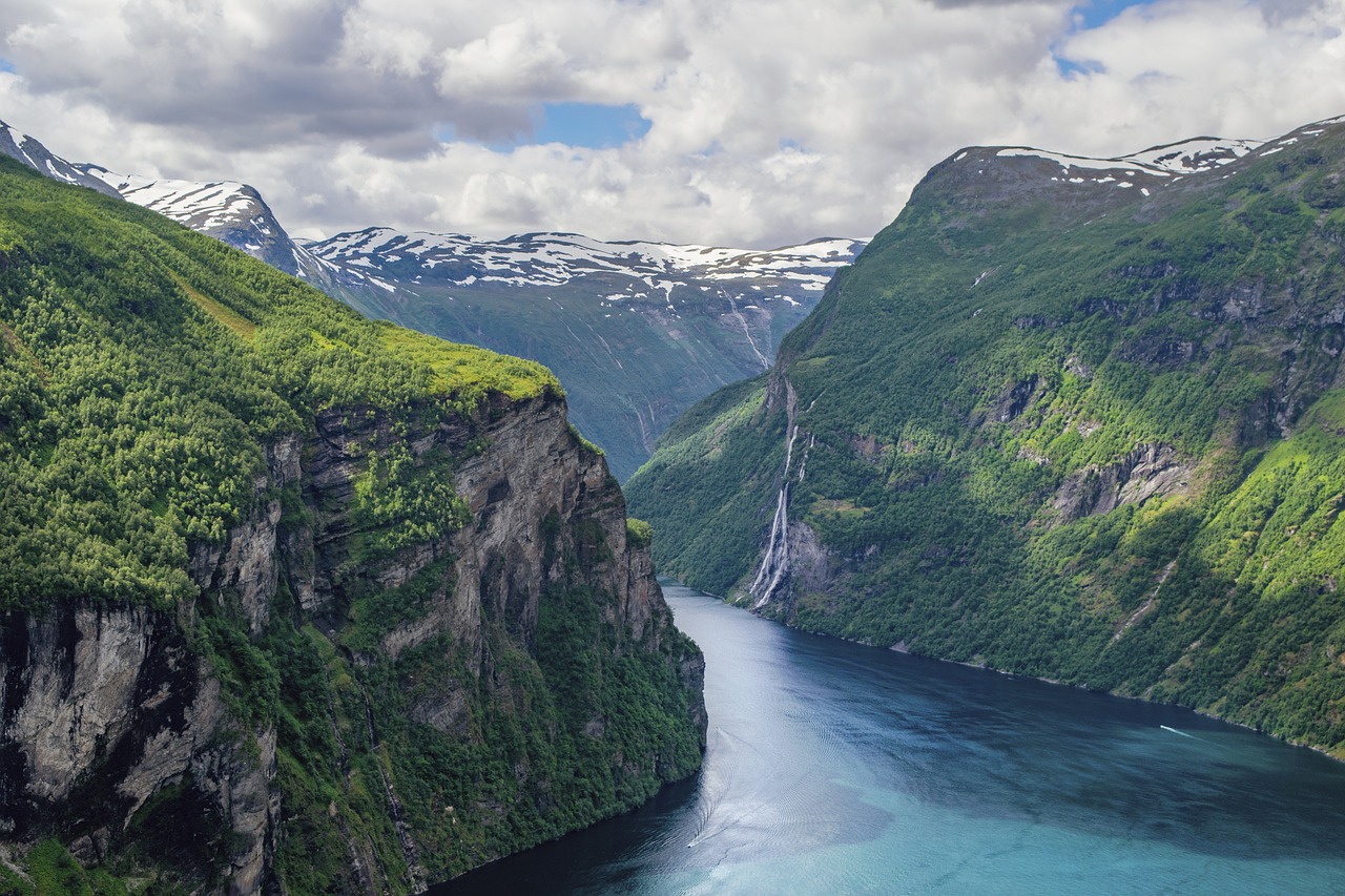 Der Sieben-Schwestern-Wasserfall in Norwegen - Stranda | Secret World Trip Planner