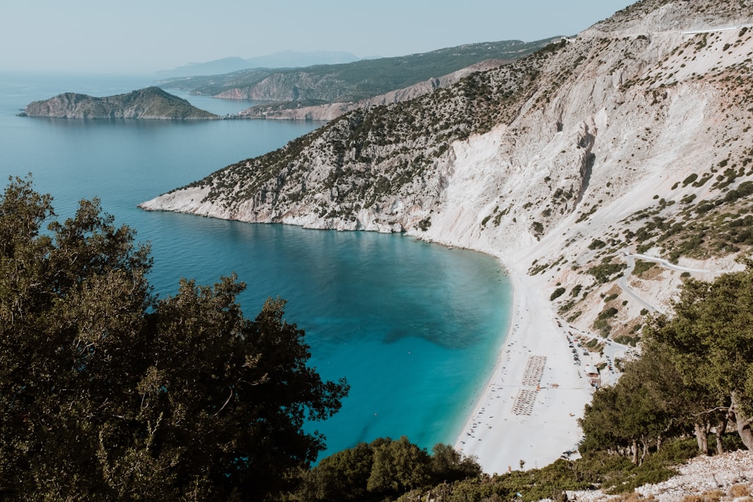Myrtos Beach - Einer der schönsten Strände der Welt - Spiaggia di Myrtos | Secret World Trip Planner