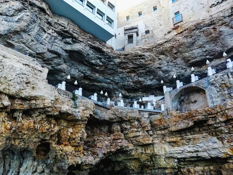 Italien:Das Felsenrestaurant (Grotta Palazzese) - Polignano A Mare | Secret World Trip Planner