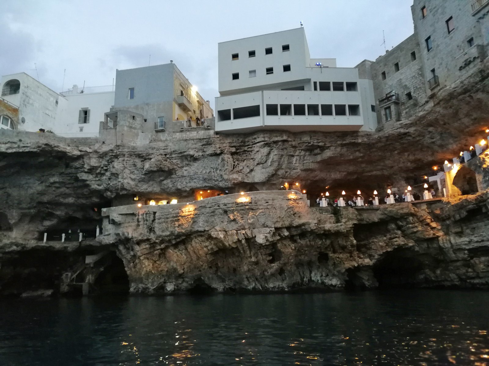 Italien:Das Felsenrestaurant (Grotta Palazzese) - Polignano A Mare | Secret World Trip Planner
