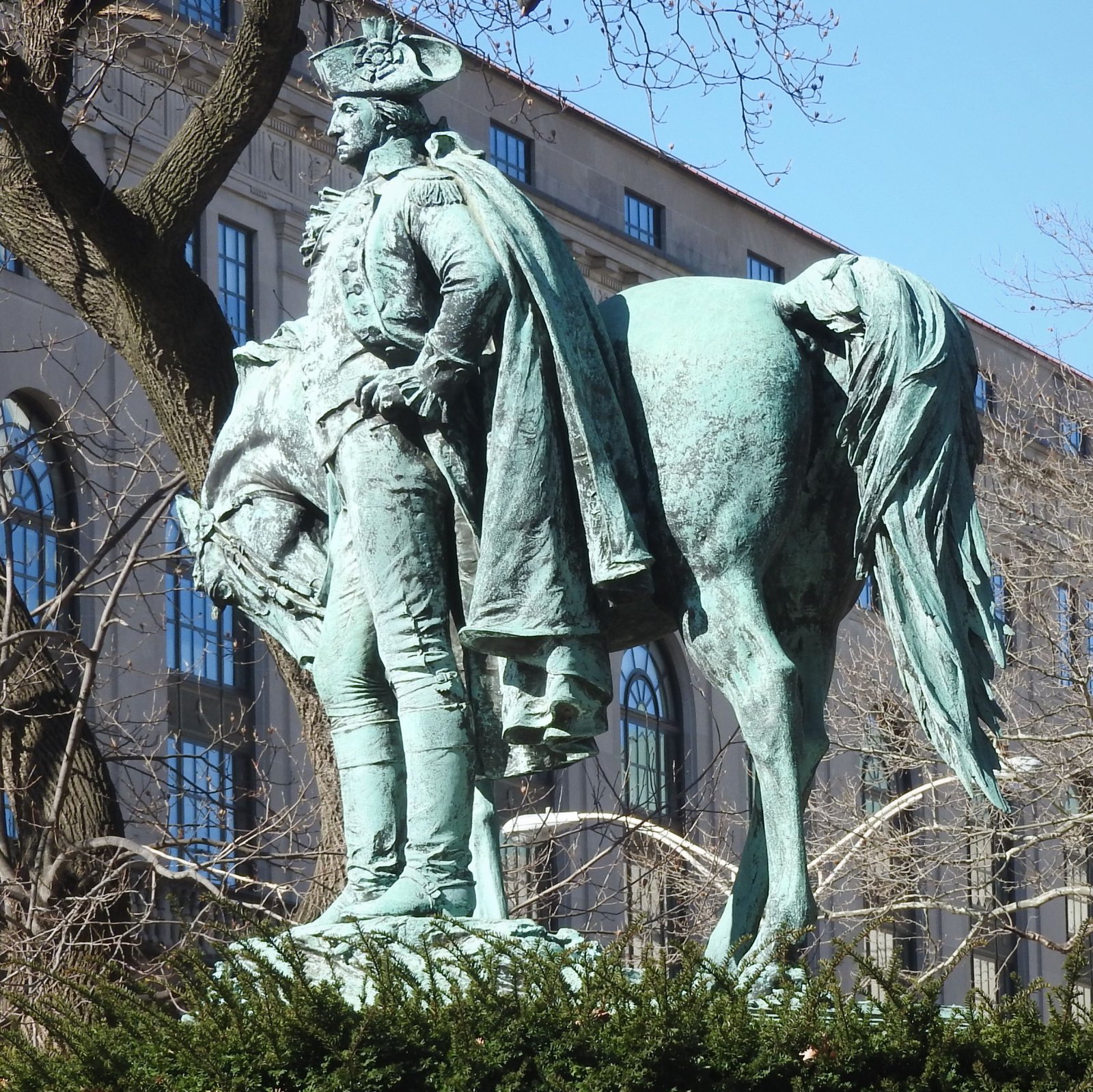 George Washington Statue vor der Unabhängigkeitshalle - Newark | Secret World Trip Planner