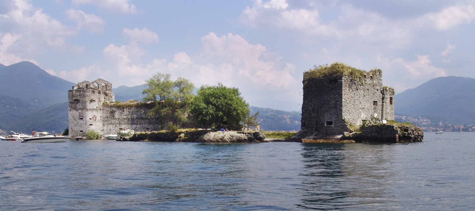 Die Schlösser von Cannero sind drei Felseninseln im Lago Maggiore - Cannero Riviera | Secret World Trip Planner
