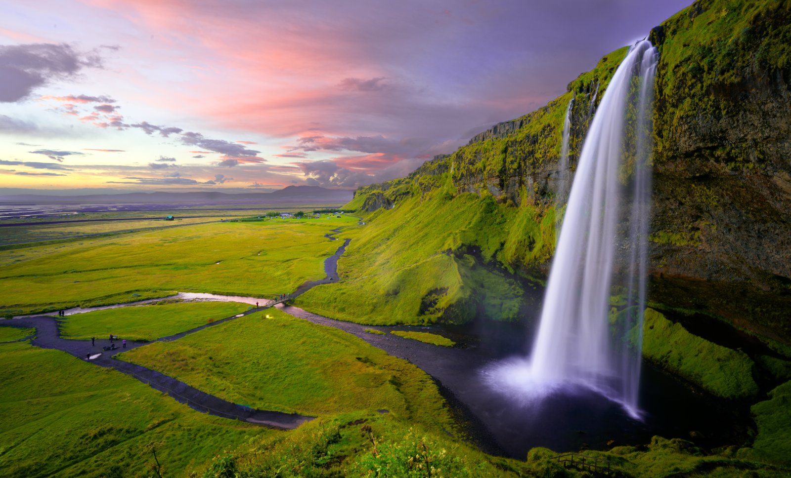 The Amazing Seljalandsfoss waterfall - Þórsmerkurvegur | Secret World Trip Planner