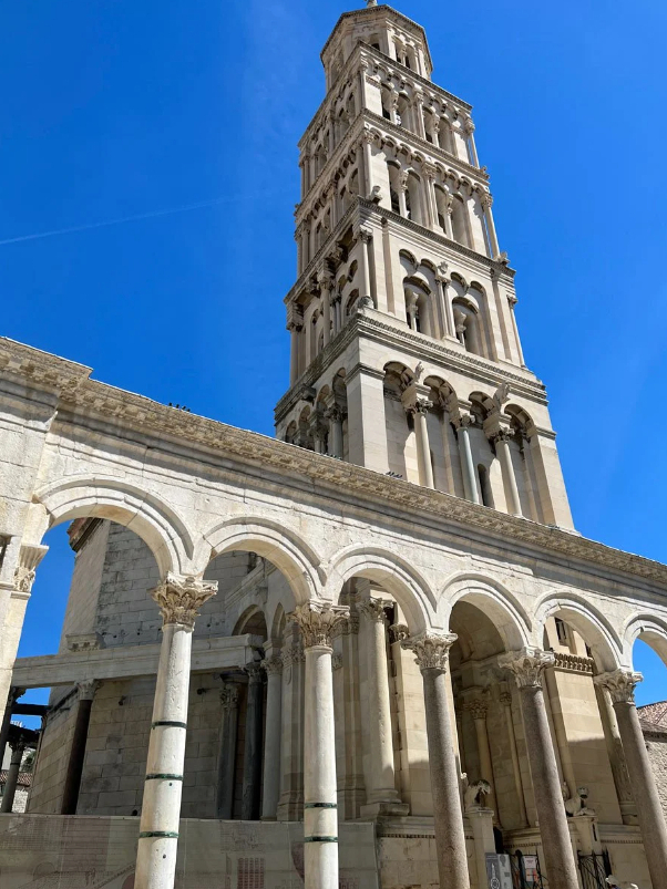 Der romanische Glockenturm von St. Dominus — Split