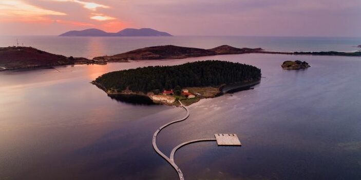 Die Insel Zvërnec ist eine Insel in der Lagune von Narta — Zvërnec