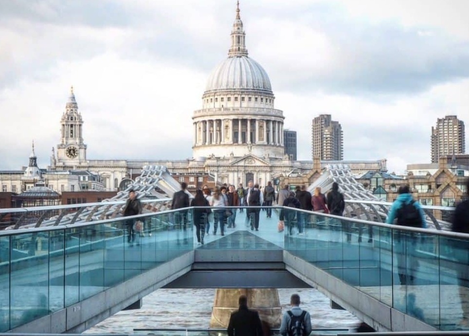 The Millennium Bridge, officially known as the London Millennium Footbridge. — Londra