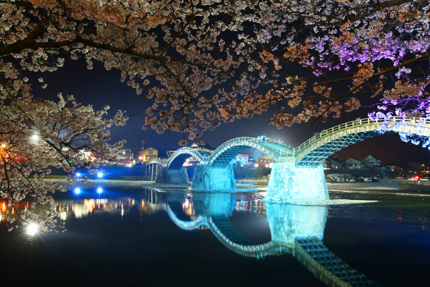 Iwakuni: Die Kintai-Brücke ist eine Holzbogenbrücke — Iwakuni