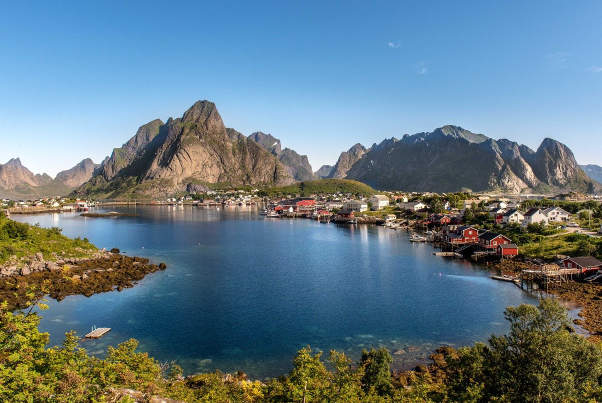 Reine ist ein Fischerdorf in Norwegen — Reine