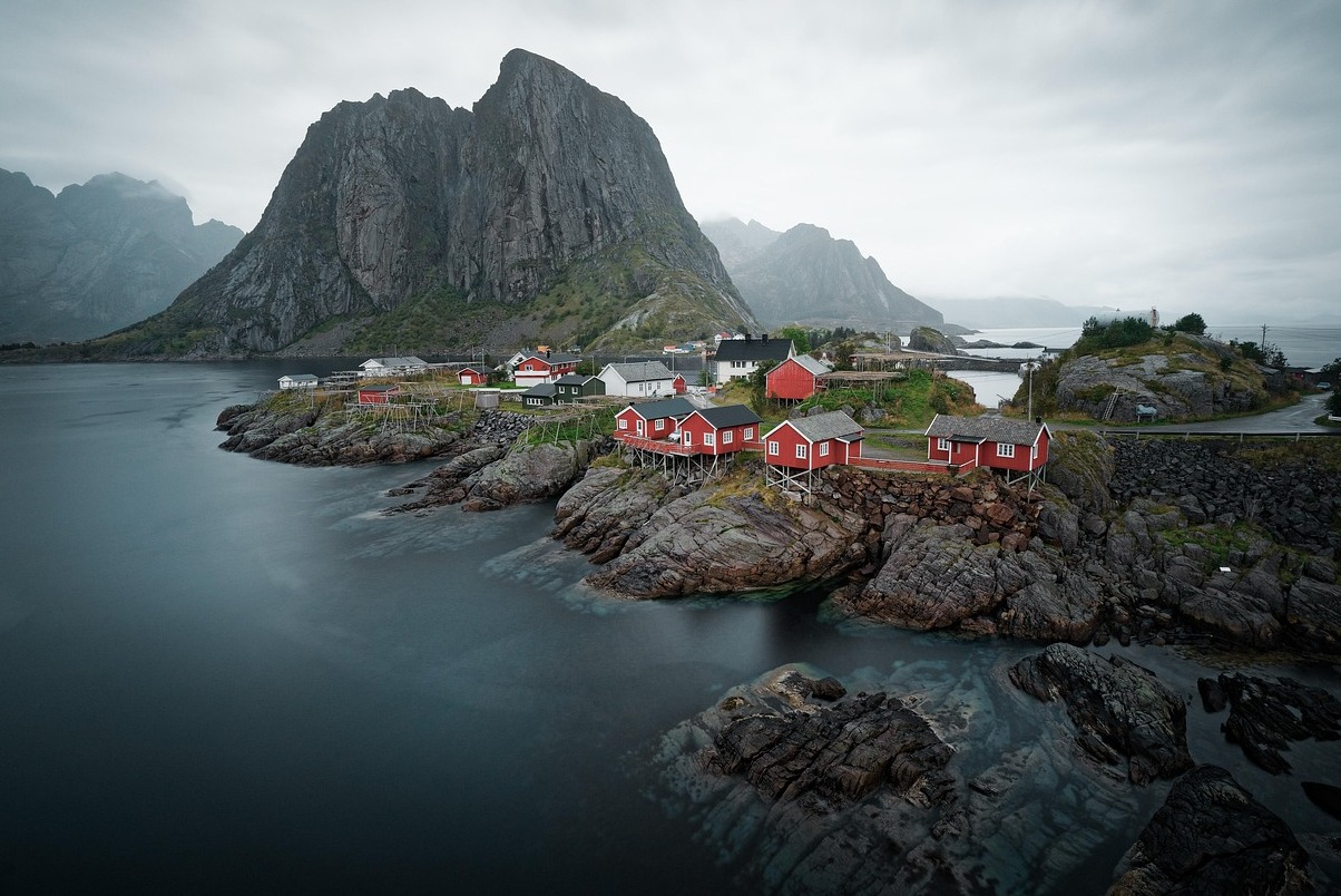 Reine ist ein Fischerdorf in Norwegen - Reine | Secret World Trip Planner