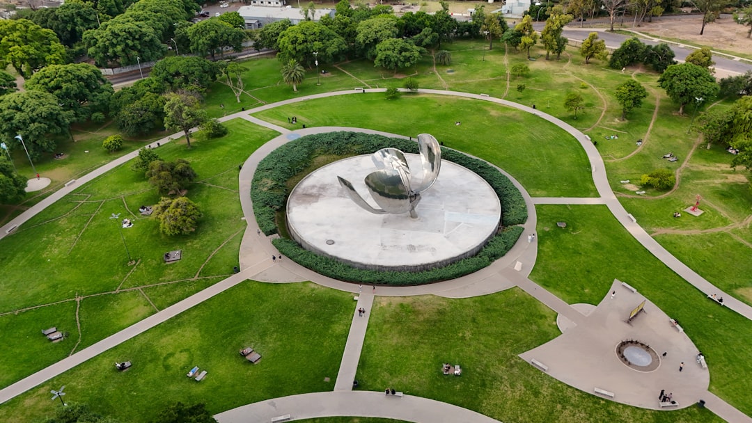 Floralis Genérica, eine Skulptur aus Stahl und Aluminium - Buenos Aires | Secret World Trip Planner