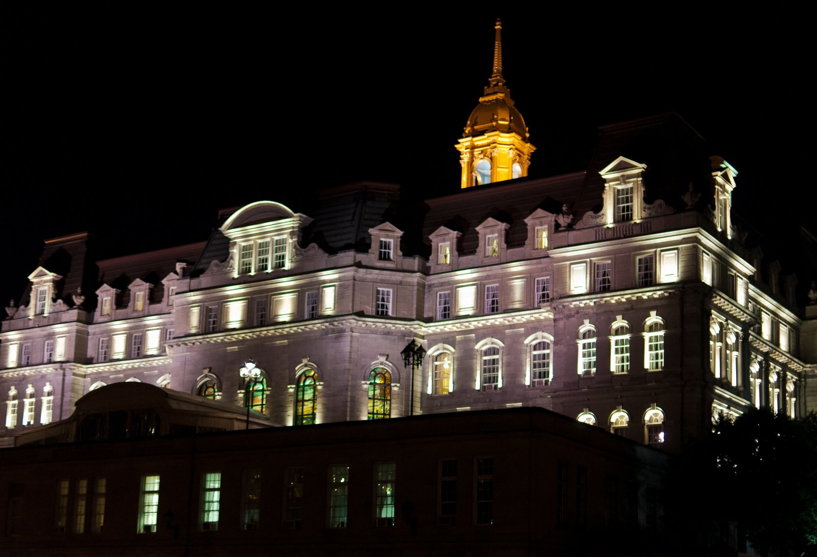 Montreal’s landmark: Hotel de Ville de Montreal - Montréal | Secret World Trip Planner