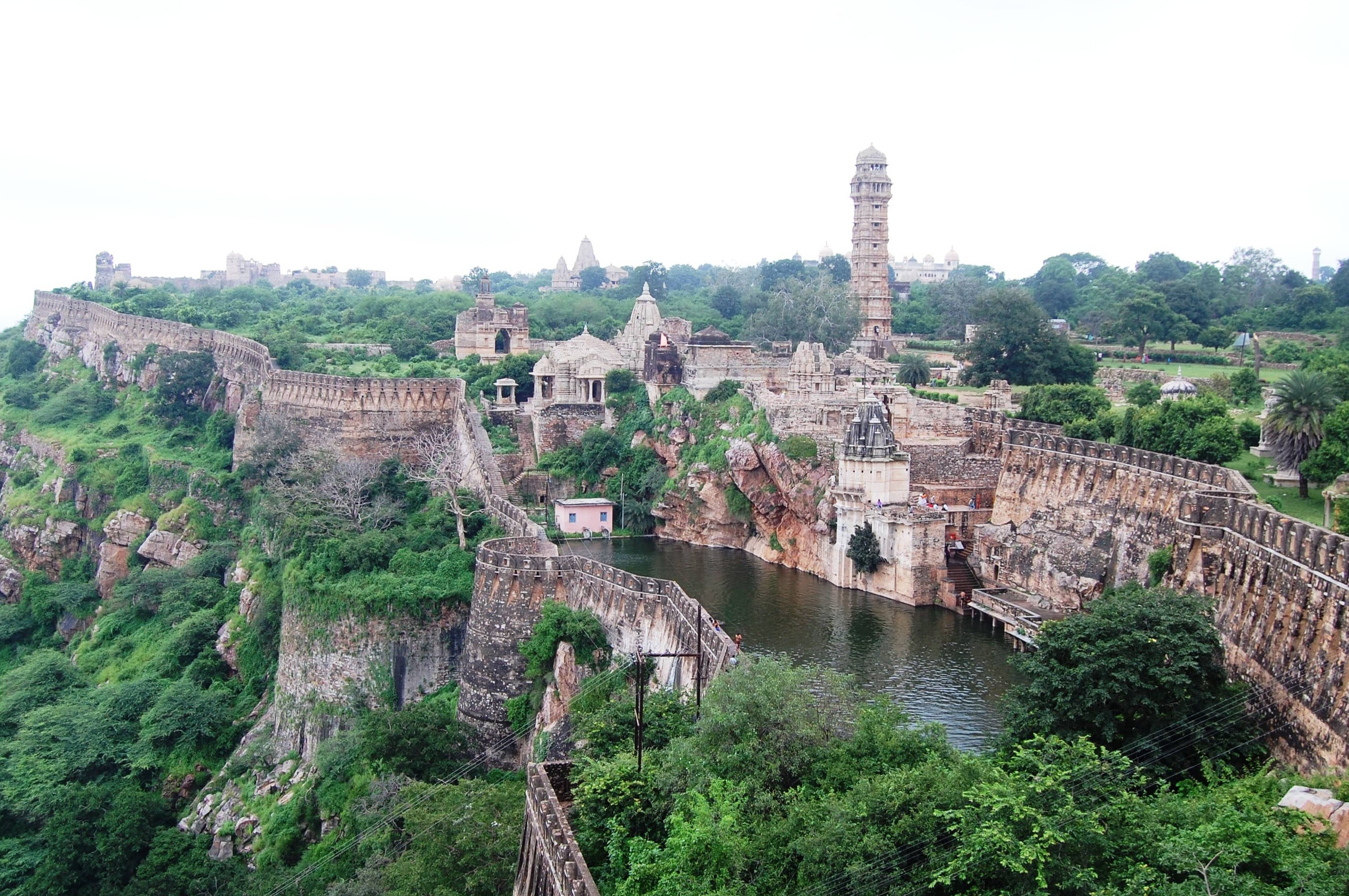 Benteng Chittorgarh the largest Fort of India — Chittorgarh