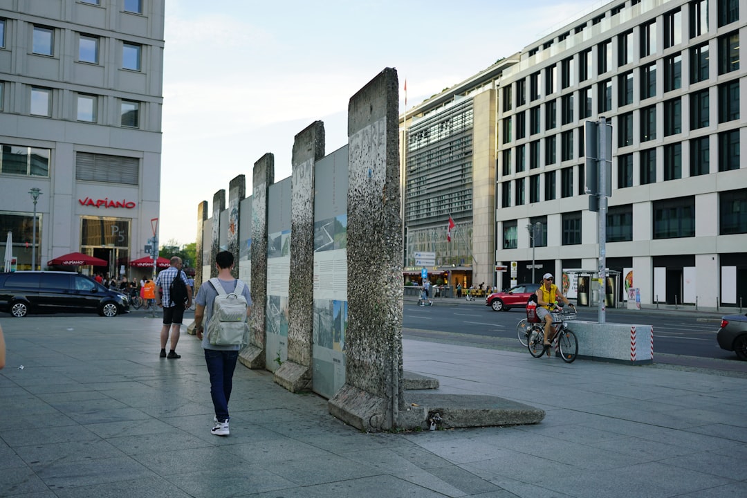 Чекпойнт Чарли и Берлинская стена - Berlin | Secret World Trip Planner