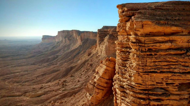 Ai Confini del Mondo – La Scogliera che Sfiora il Cielo - Sadus | Secret World Trip Planner