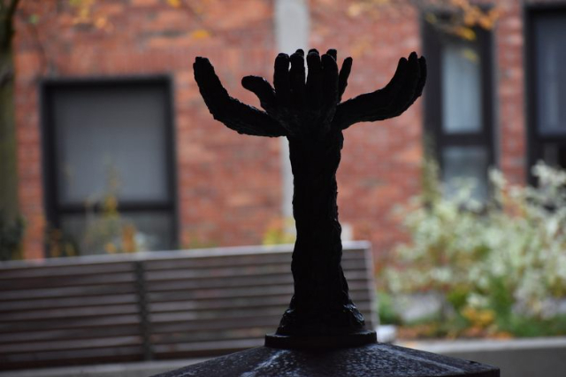 Ruckersplaats Hands Monument - Antwerpen | Secret World Trip Planner
