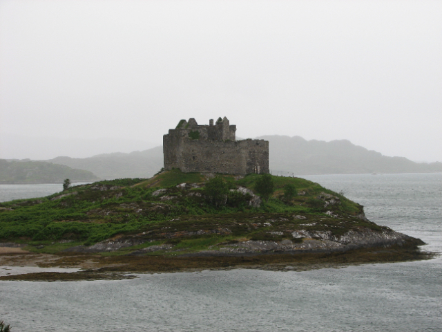 Schloss Tioram - Loch Moidart | Secret World Trip Planner