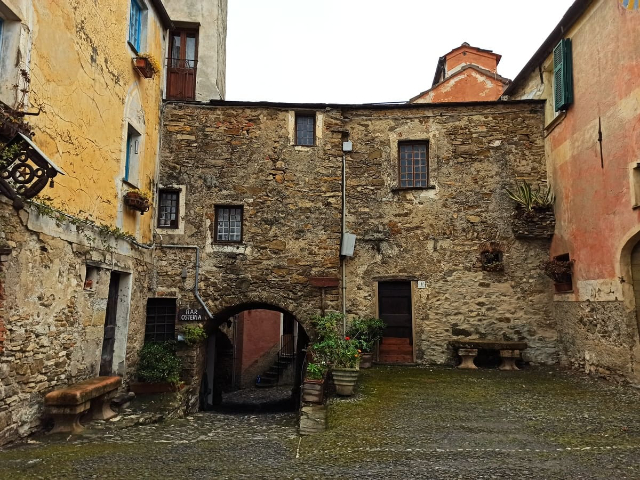 Colla Micheri: il borgo incantato di Thor Heyerdahl - Colla Micheri | Secret World Trip Planner