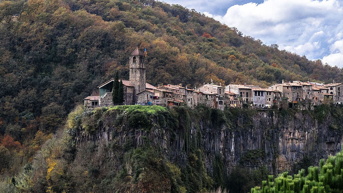 Katalonien: Castellfollit de la Roca, ein typisches Dorf — Castellfollit de la Roca