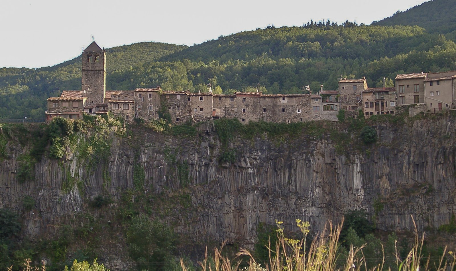Katalonien: Castellfollit de la Roca, ein typisches Dorf - Castellfollit de la Roca | Secret World Trip Planner