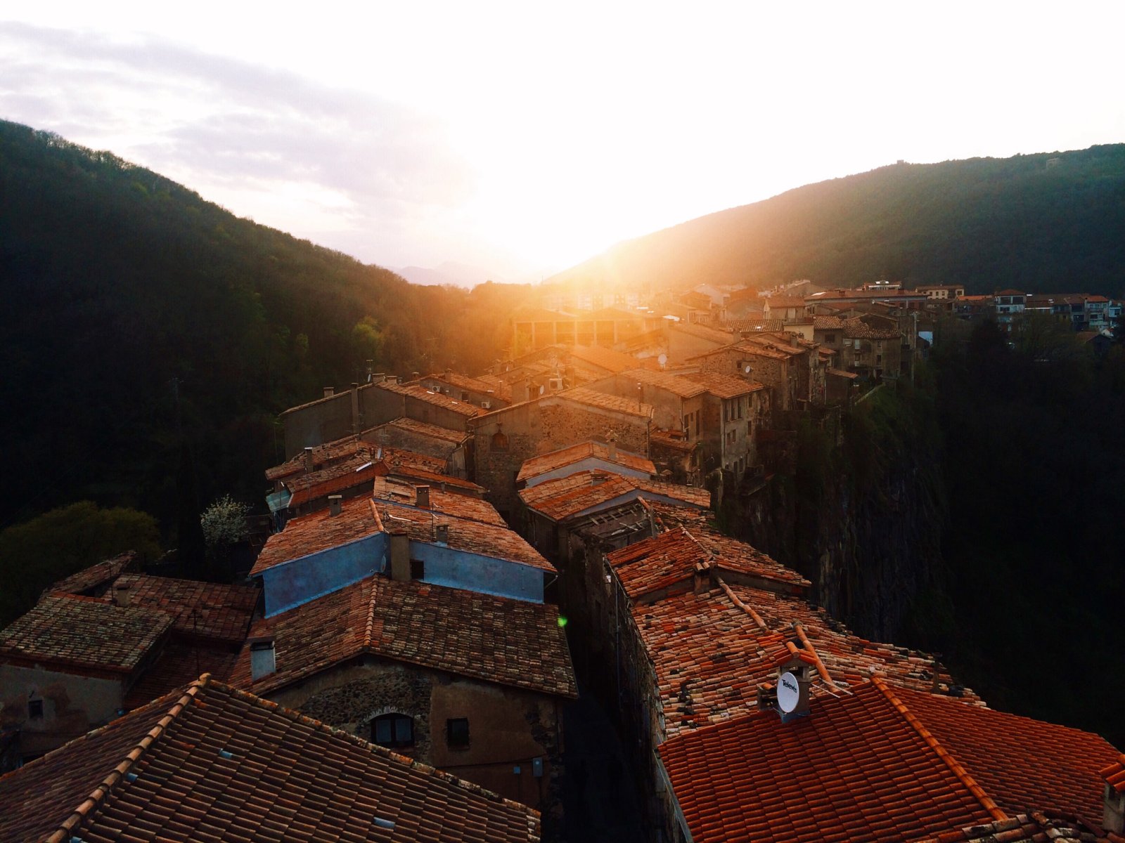 Katalonien: Castellfollit de la Roca, ein typisches Dorf - Castellfollit de la Roca | Secret World Trip Planner