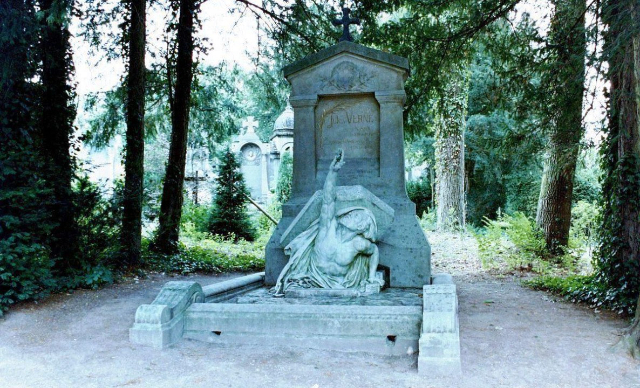 The Tomb of Jules Verne - Amiens | Secret World Trip Planner