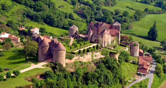La Fortezza di Brézé - Berzé-le-Châtel | Secret World Trip Planner