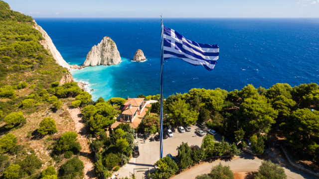 Die Geschichte der weltgrößten griechischen Flagge auf Zákynthos — Keri