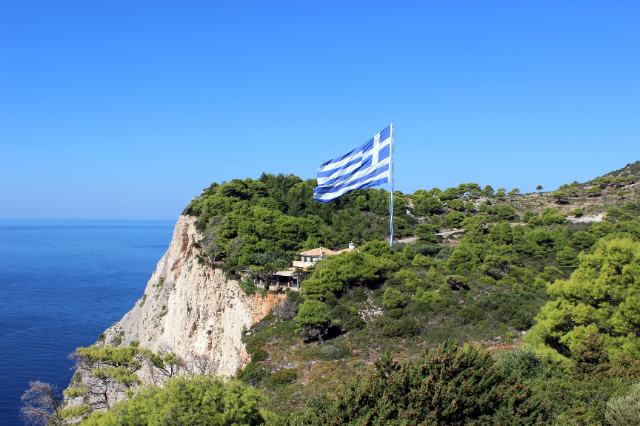 Die Geschichte der weltgrößten griechischen Flagge auf Zákynthos - Keri | Secret World Trip Planner