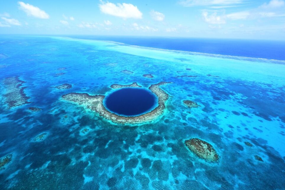 Großes blaues Loch im Herzen des Lighthouse Reef — Belize City