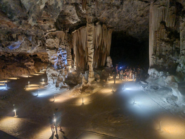 Alla scoperta delle meraviglie delle grotte di Cango: Un viaggio attraverso il Sudafrica Maj - Oudtshoorn | Secret World Trip Planner