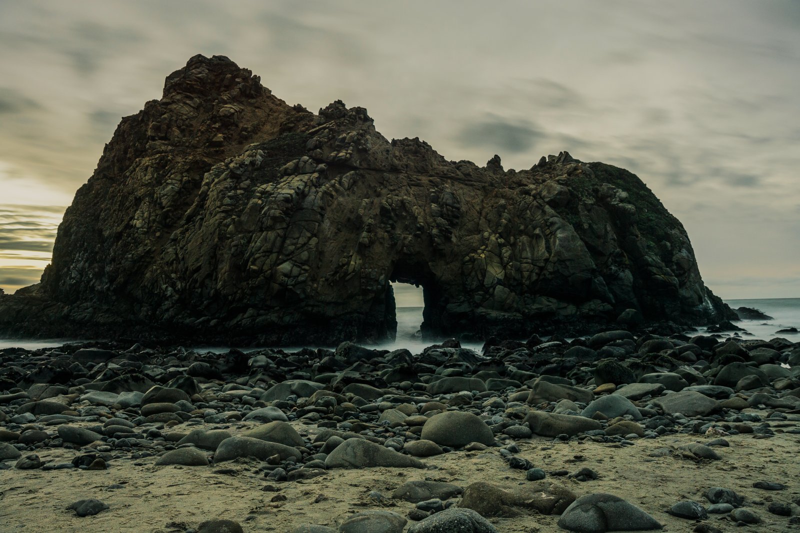 Der Pfeiffer-Schlüssellochstein - Pfeiffer Beach | Secret World Trip Planner