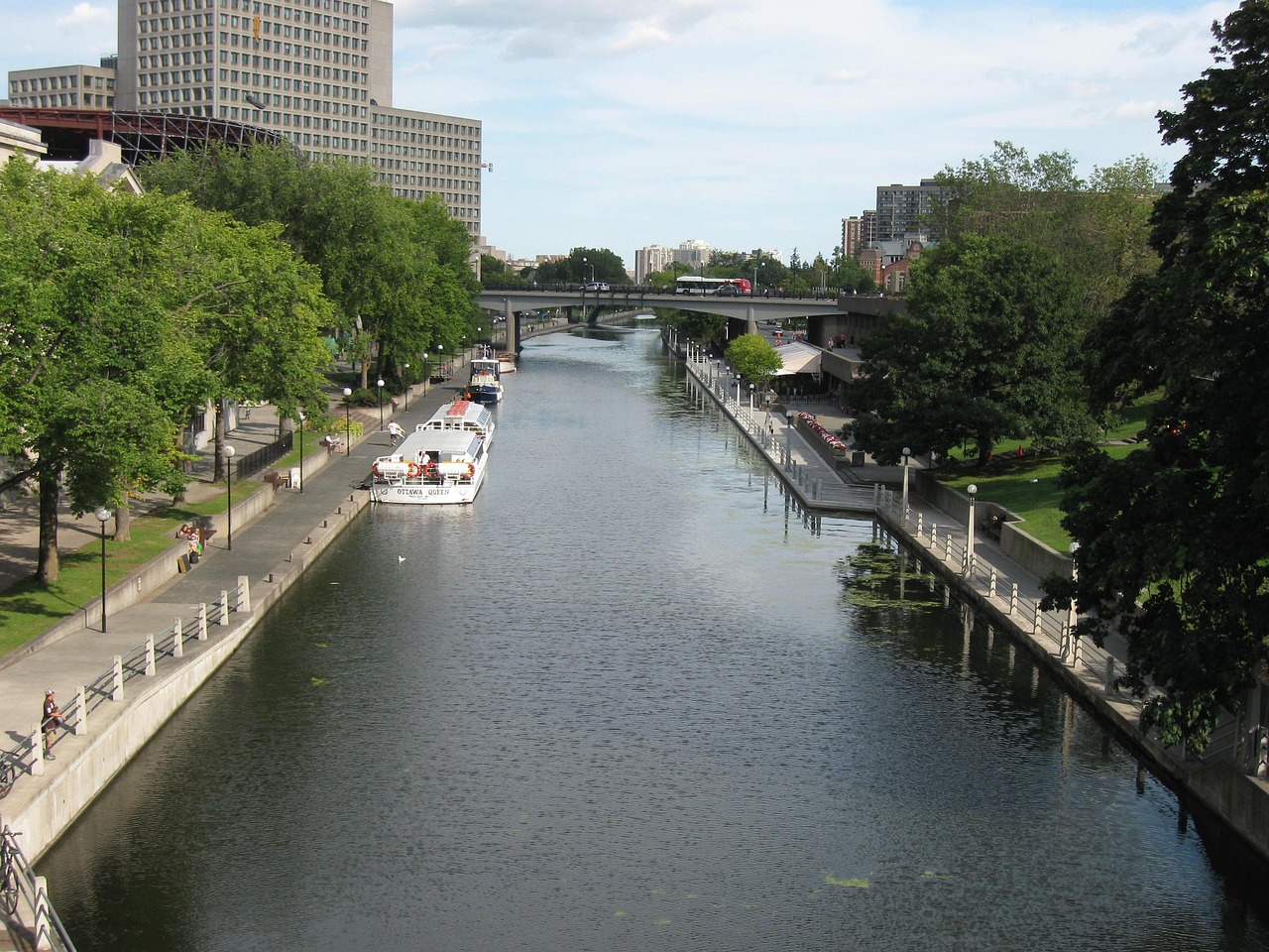 The world's largest skating rink,Rideau Canal in Ottawa - Ottawa | Secret World Trip Planner
