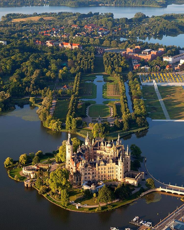 Umgeben von einer wunderbaren Landschaft liegt das Schweriner Schloss — Schwerin