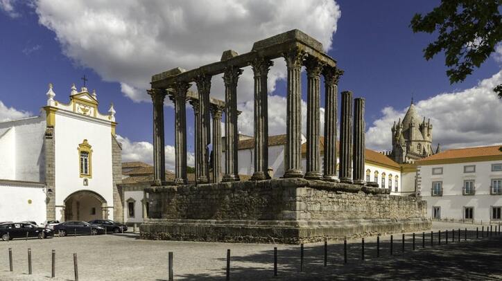 The Templo romano de Évora - Évora | Secret World Trip Planner