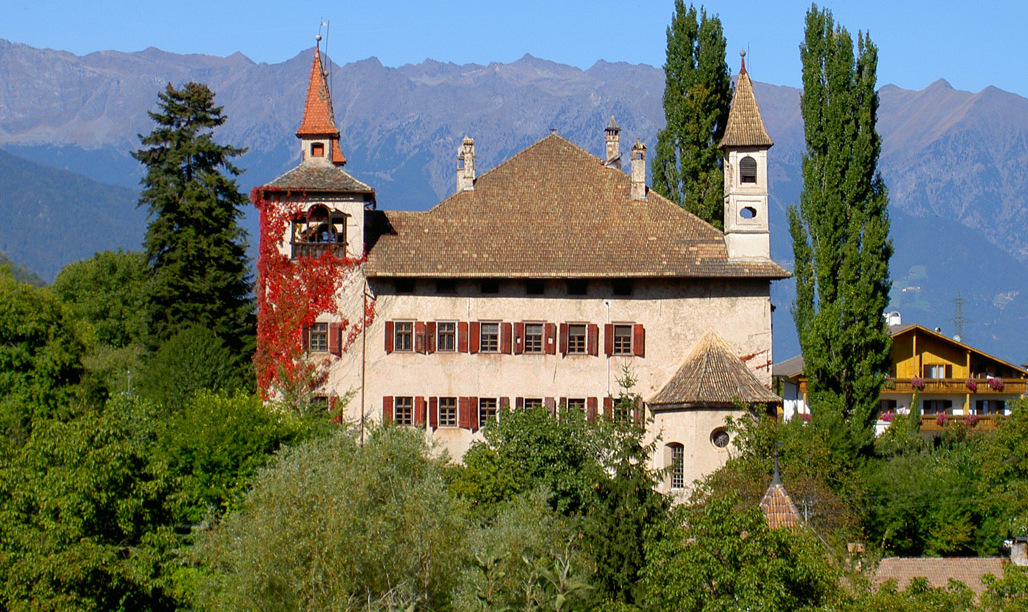 Fahlburg Castle or Valley Castle - Prissian | Secret World Trip Planner