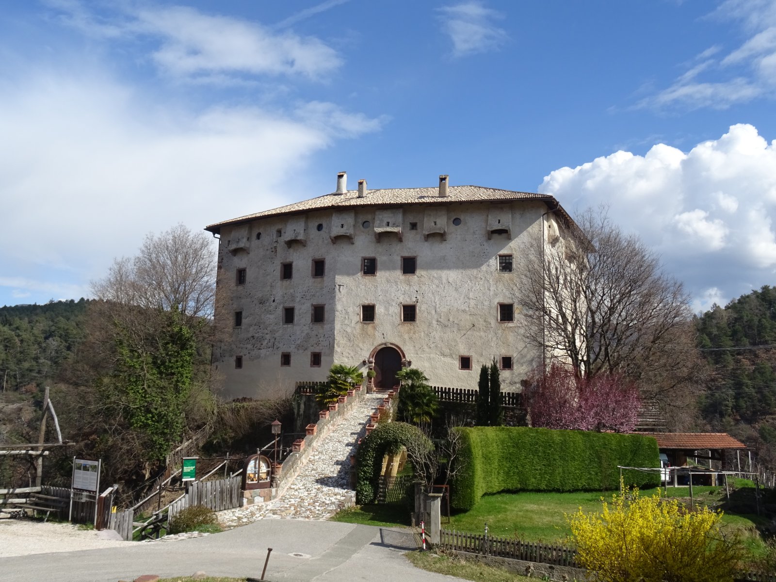 Katzenzungen Castle or Cat's Castle in Prissiano - Prissiano | Secret World Trip Planner