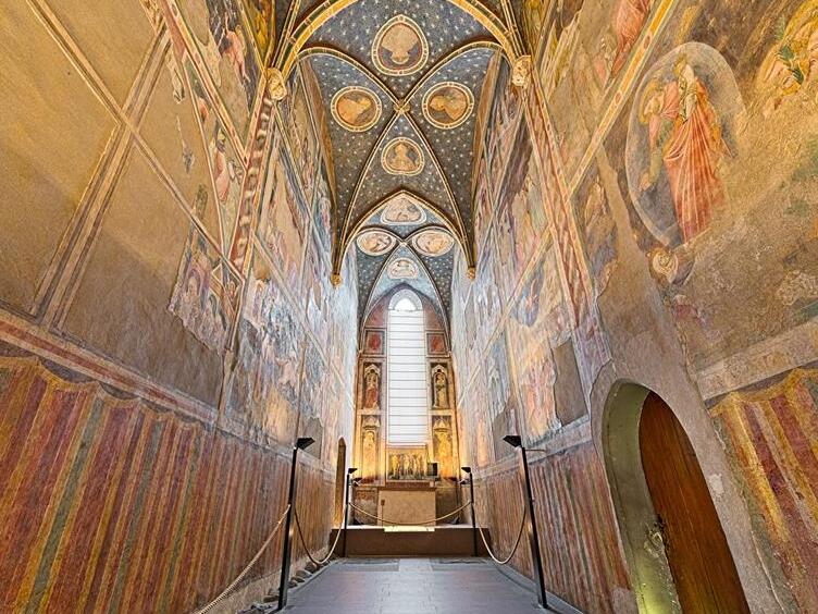 Die Dominikanerkirche von Bozen mit dem angrenzenden Kreuzgang befindet sich auf dem Platz - Bolzano | Secret World Trip Planner
