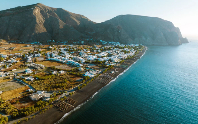 Paralia Perissa: un capolavoro vulcanico di sabbia nera a Santorini - Paralia Perissa | Secret World Trip Planner