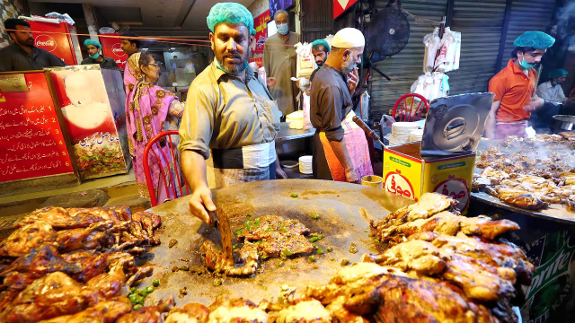Lahore Food Street, situata tra Fort Road e Roshnai Gate all'interno delle mura di cinta, è una delle più importanti vie de - Lahore | Secret World Trip Planner