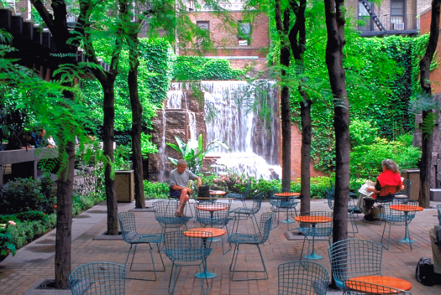 Una cascata nel cuore di Midtown Manhattan — New York